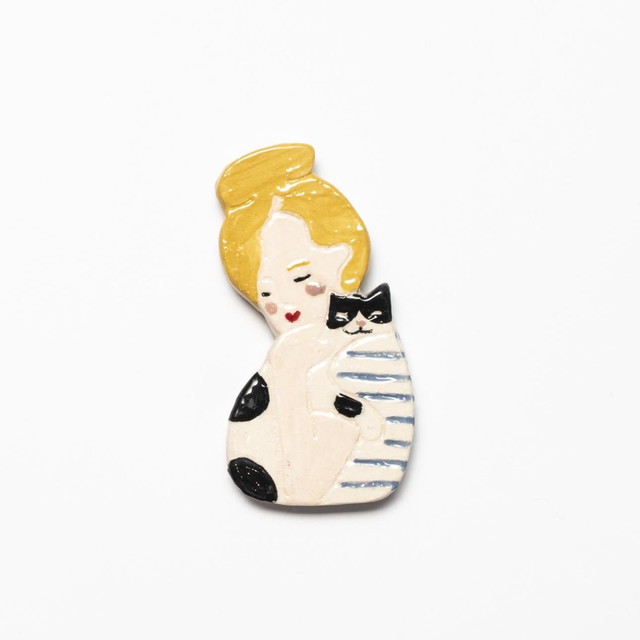 Ella y su gato imán 