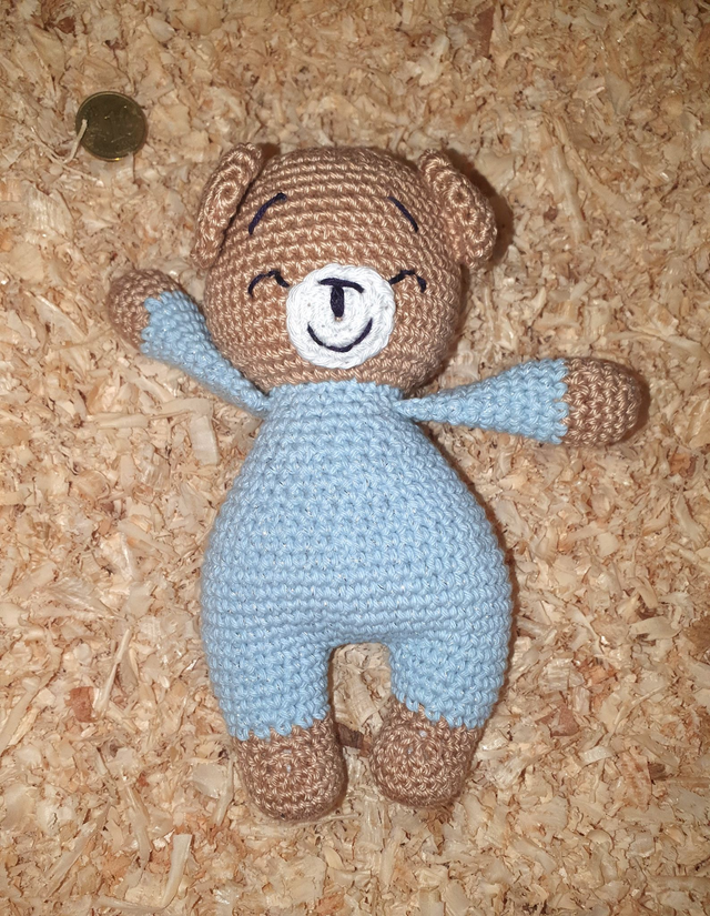 Eden en pyjama bleu ciel reflets métalliques