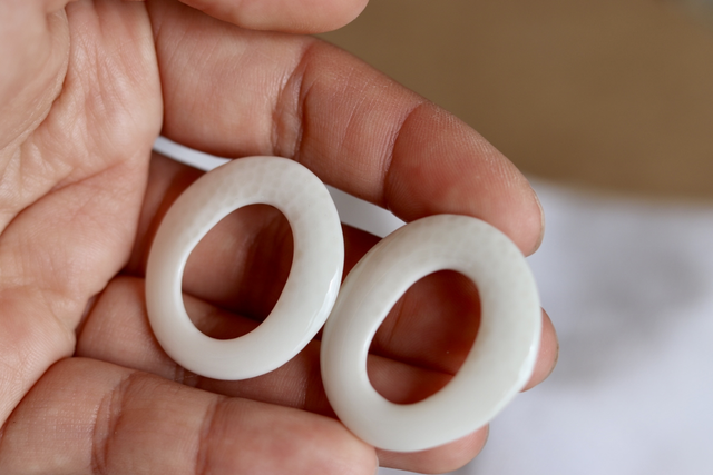 Boucles d'oreilles en porcelaine martelées