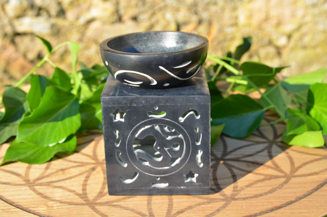 Brûle-parfum OHM en pierre à savon noire