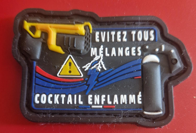 Patch PVC – Taser / Lacry – « Évitez tous mélanges – Cocktail Enflammé »