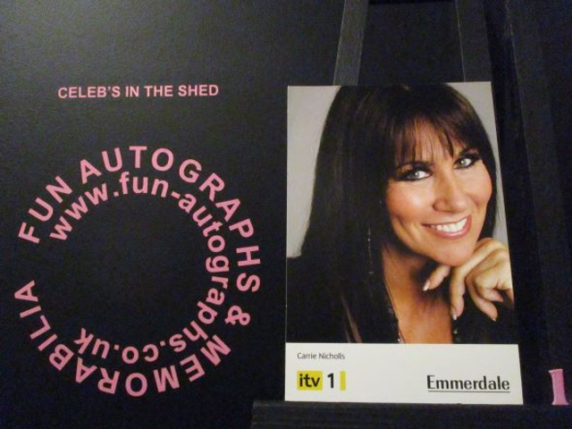 Linda Lusardi (Carrie Nicholls) Original Emmerdale Yellow &amp; Black Itv1 Logo Cast Card (1)(SEE PIC)