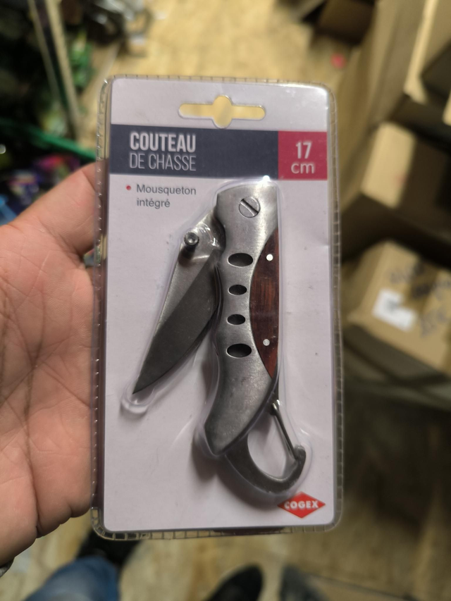 COUTEAU DE CHASSE 17 CM AVEC MOUSQUETON INTÉGRÉ