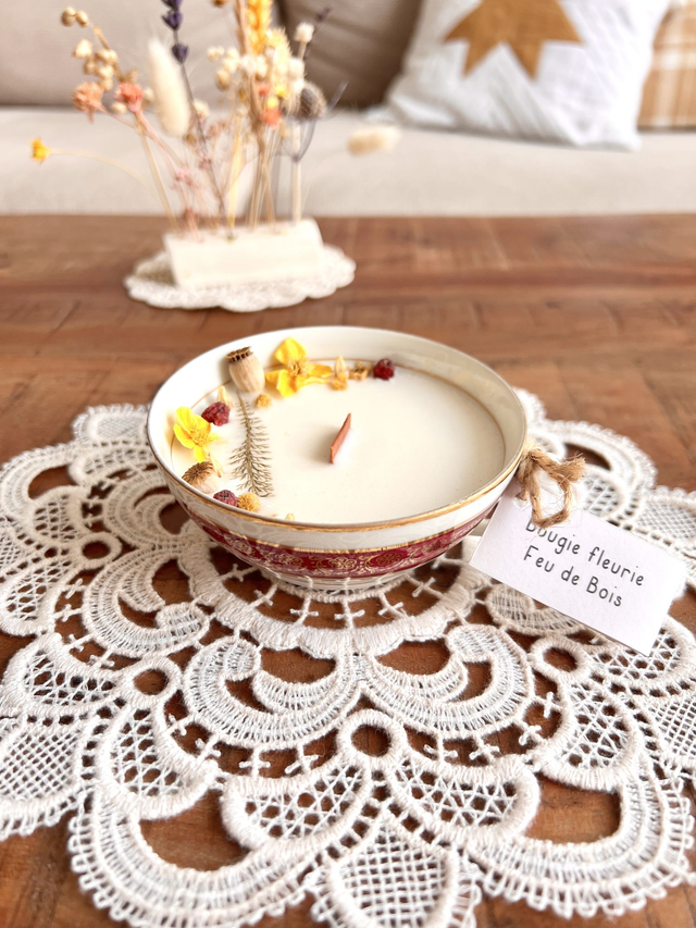✨ Bougie Feu de bois - tasse à thé "frise bordeau et or"