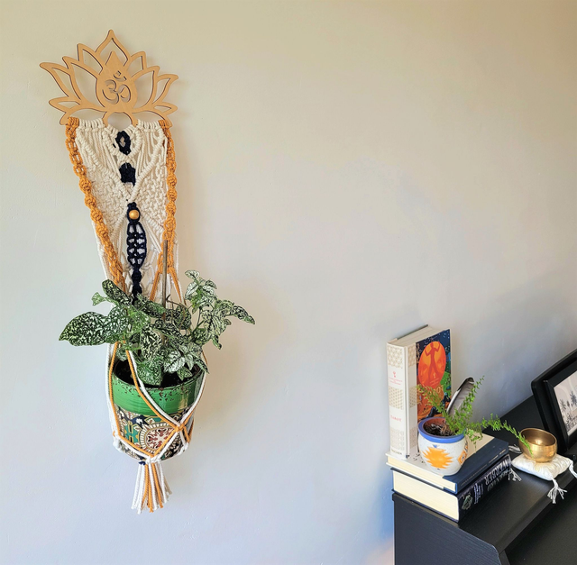 Suspension en macramé blanc, bleu roi et orange sur lotus en bois ࿓