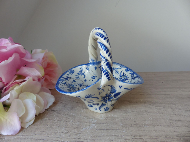 Petit panier vide poche en céramique avec anse torsadée signé Desvres, corbeille blanche peinte main motif fleurs bleues, décor table bureau