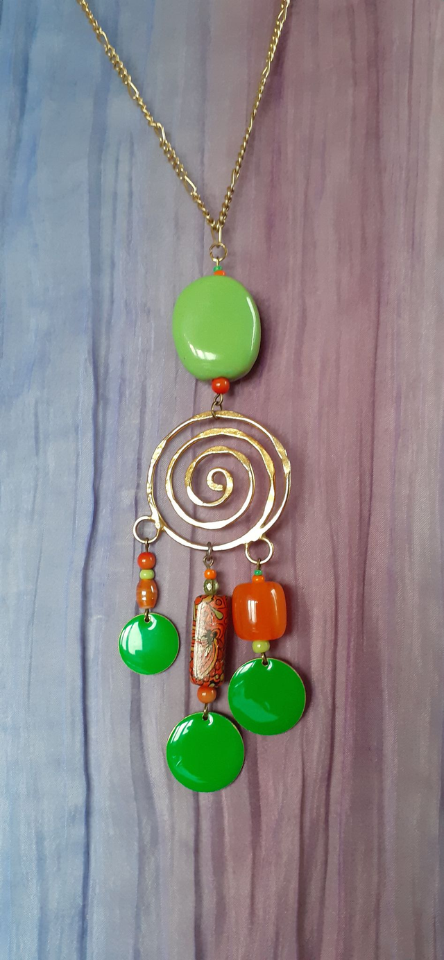 collier doré avec gros pendentif coloré vert perroquet et orange