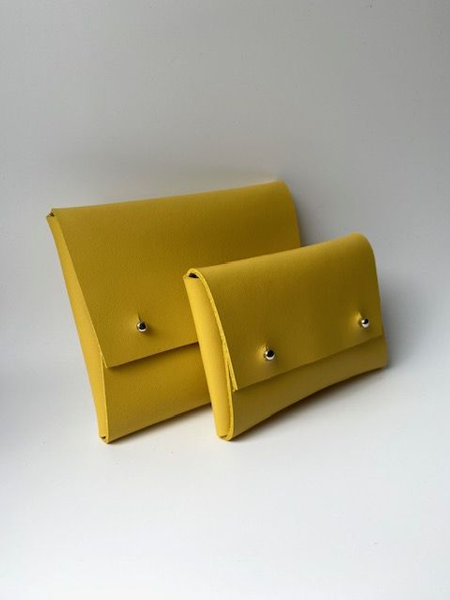 Pochette en cuir jaune 