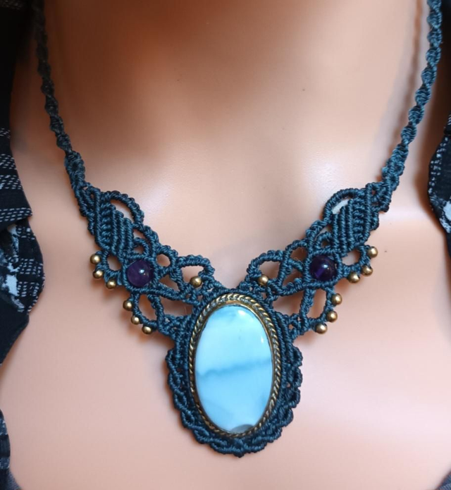 Collier en opale bleue