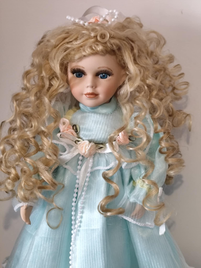 Poupée porcelaine Blonde anciennement musicale 45 cm