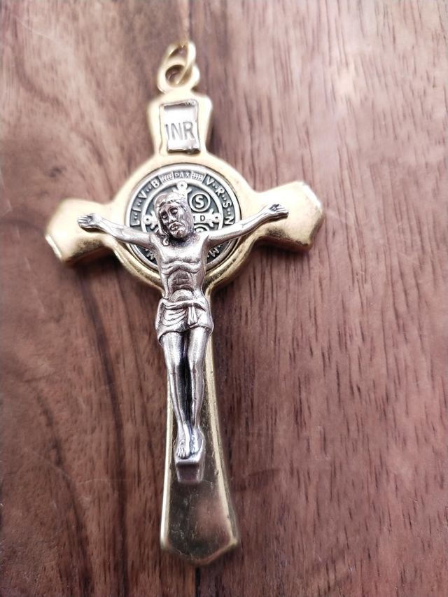 Crucifix Saint Benoît. Doré