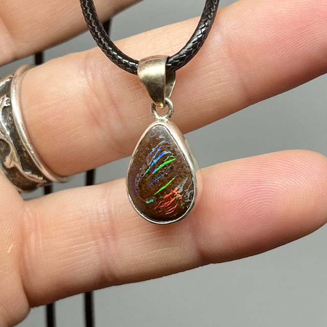 Pendentif en argent et Opale Boulder 