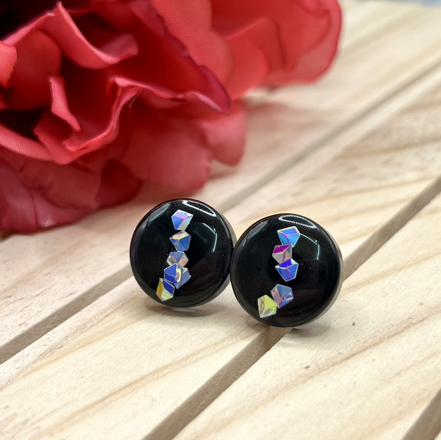 MysticBlack – Schwarze Resin-Ohrringe mit holografischen Shapes