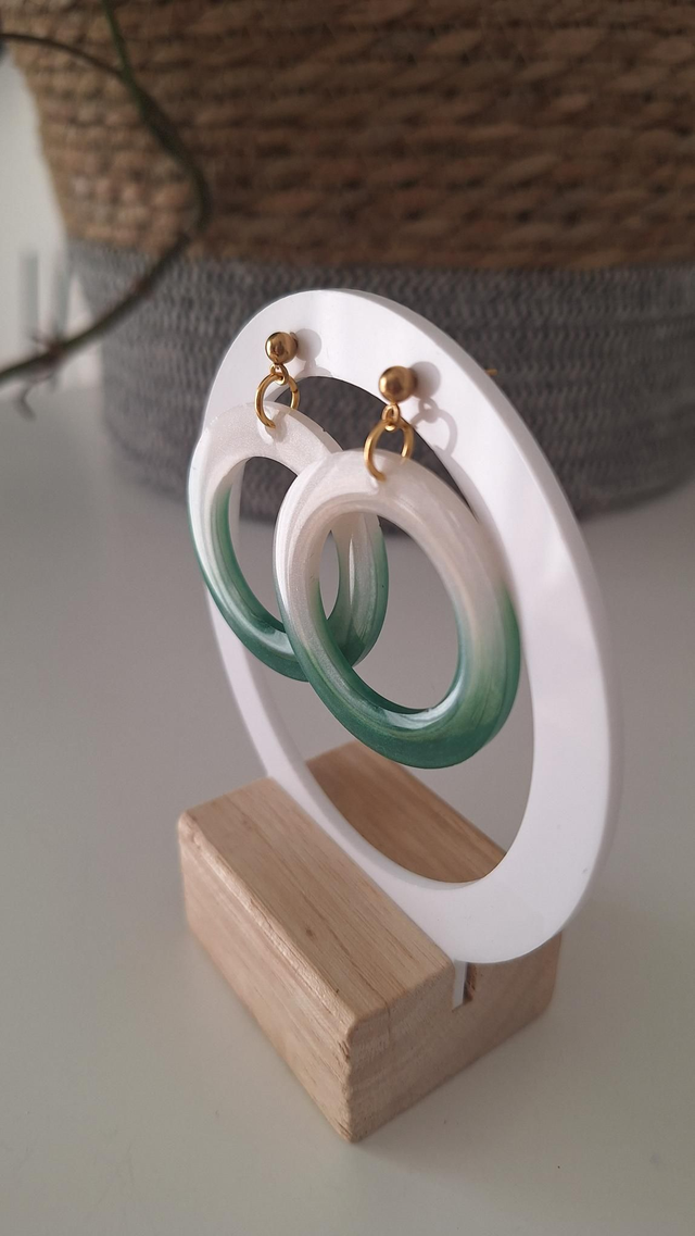 Boucles d&#039;oreilles rondes blanches et vertes 