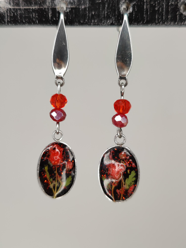 Boucles d'oreilles minimalistes en fleurs de gypsophiles rouge et perles de verre