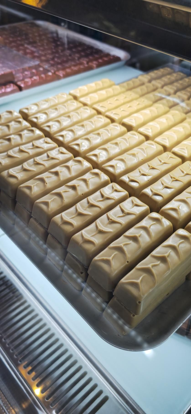 Caramel chocolate bar with Hazelnut praline and Whole hazelnut 