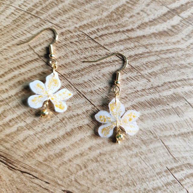 Boucles d'oreilles Cléor blanc et paillettes dorées 