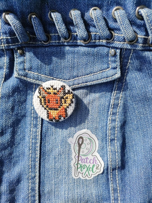 Pyroli Badge ou porte clé brodé à la main pixel art