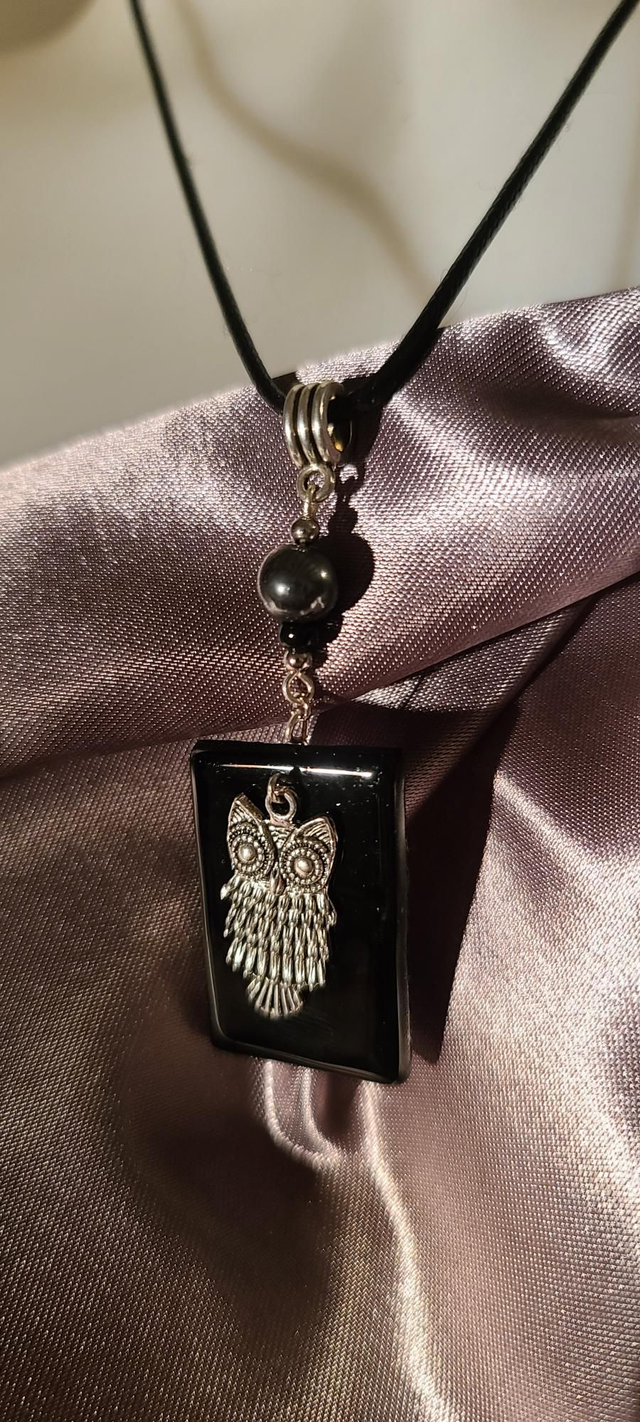 Pendentif en verre noir et cordon en coton ciré noir. Numéro 4