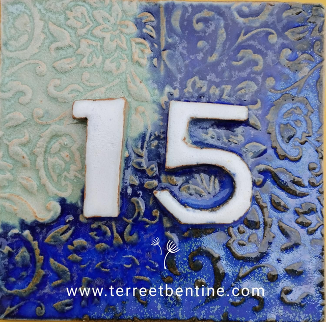 2 CHIFFRES - N°15 - CARRE - TYPO blanche - SANS trous - AVEC motifs floraux 