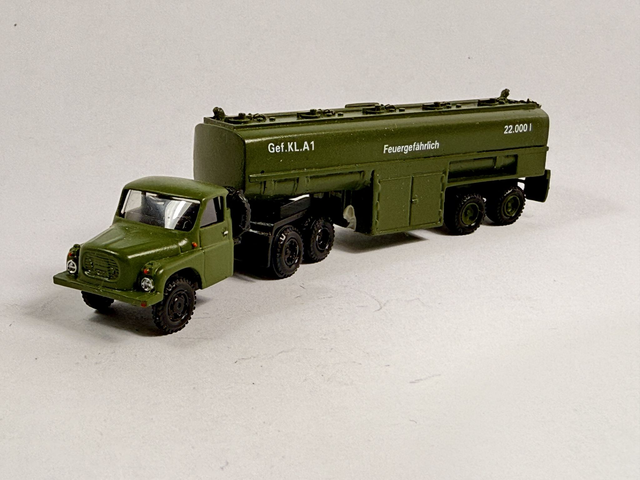 TATRA T138-Sattelzugmaschine mit Tankauflieger CN-22 NVA der DDR TT 1:120