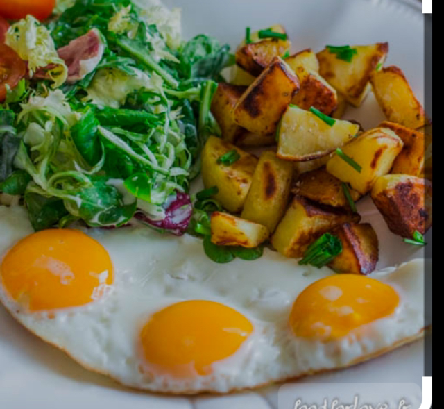 Œufs sur le plat, frites &amp; salade