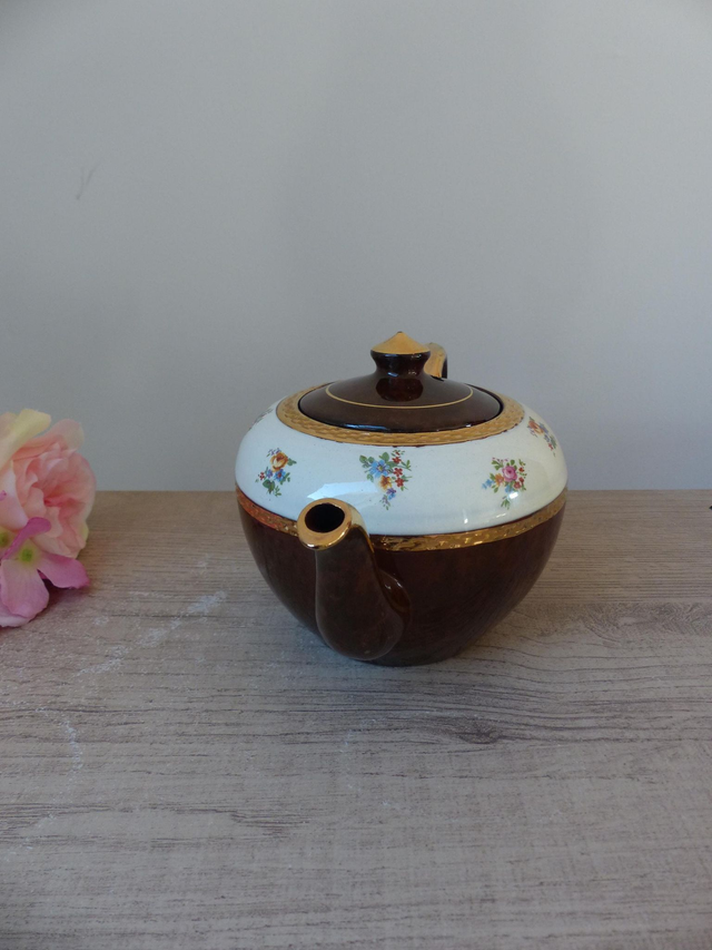 Théière Vintage Anglaise Numérotée – Céramique Marron et Crème avec Garniture Dorée – Motif Floral – Made in England