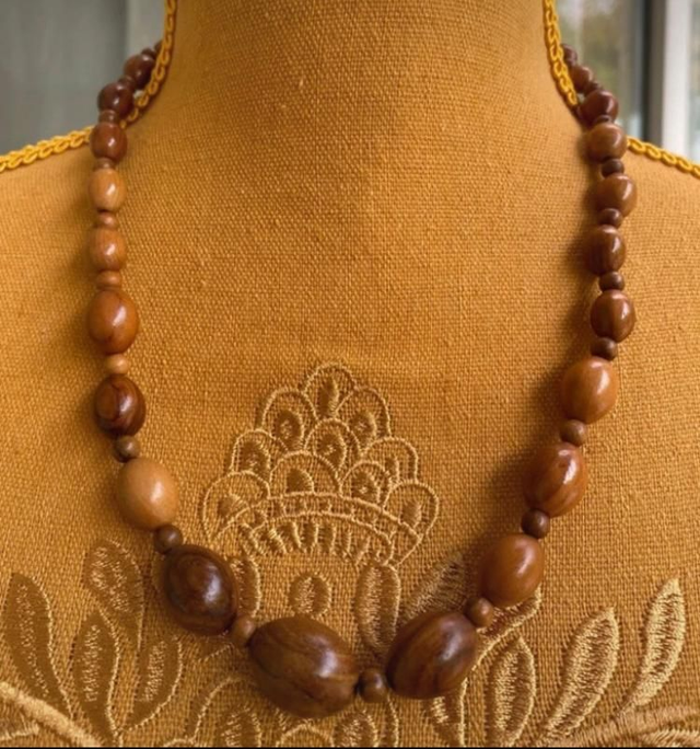 Collier en bois vintage