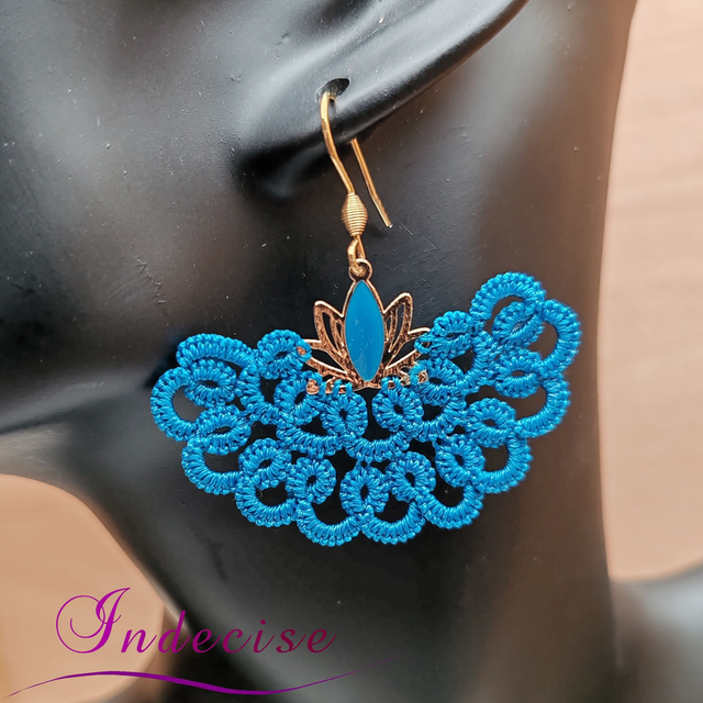 Boucles d'oreilles éventail bleu, crochets et pampilles en acier 316L plaqué or - Création Indecise