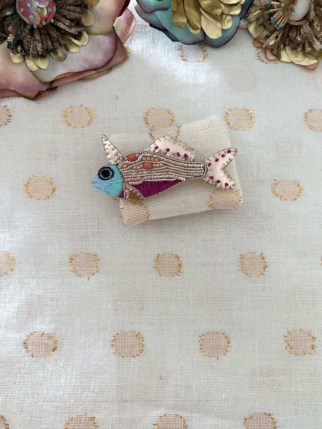 Broche brodée poisson licorne bleu pourpre
