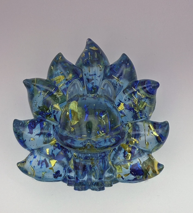 Figurine Kitsune ou renard à neuf queues en résine 