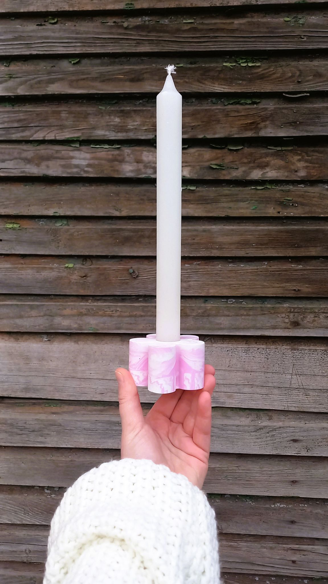 Świecznik kwiat na długą świecę, marble, biało-różowy