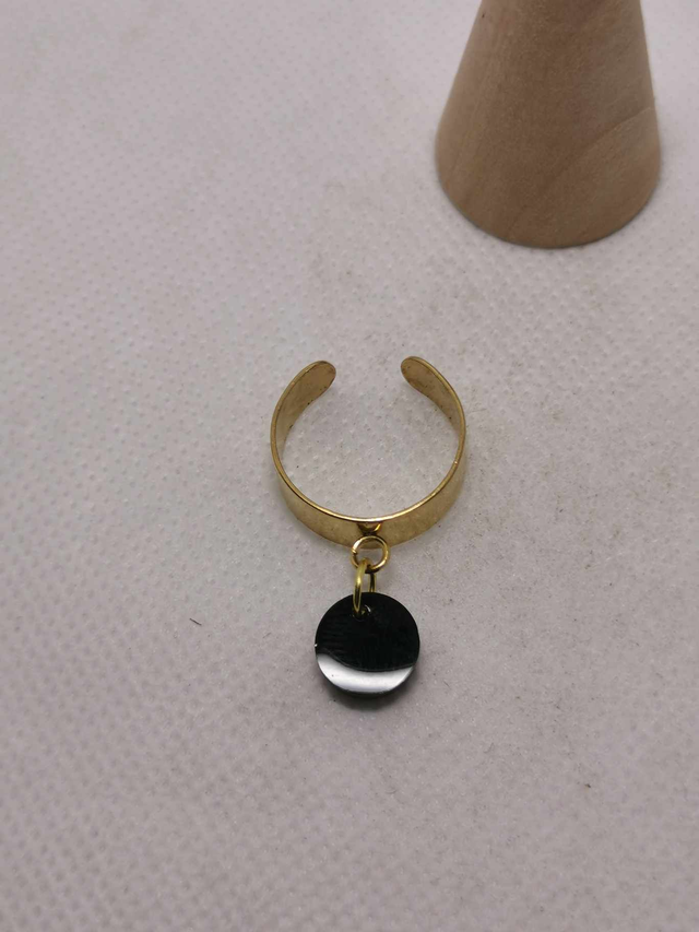 Bague doré rond noir