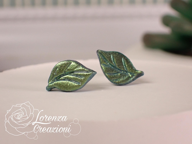 Orecchini a lobo foglie a punta