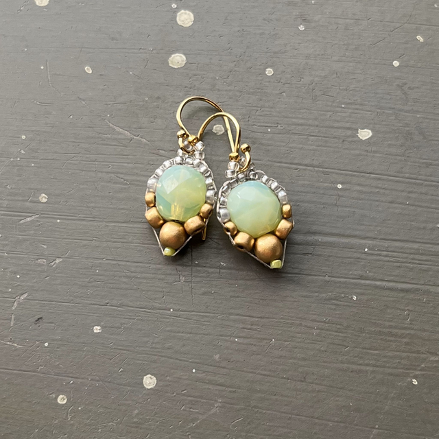 Petites boucles d'oreilles en perles dorées et vert opale