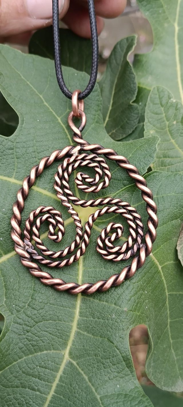 Pendentif triskelion cuivre