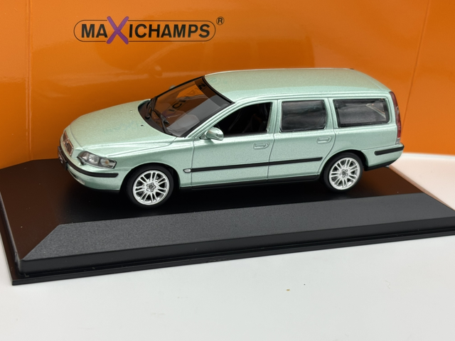 Minichamps '00 Volvo V70 II Kombi in Willow-Grünmetalic - 1:43