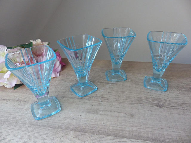 Vintage quatre coupes à glaces bleues aqua italiennes, Coupes à glaces ou à fruits en verre bleu Fidenza Italie, Coupes dessert aqua blue