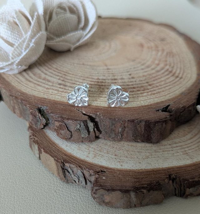 Daisy heart studs ( seconds see description)