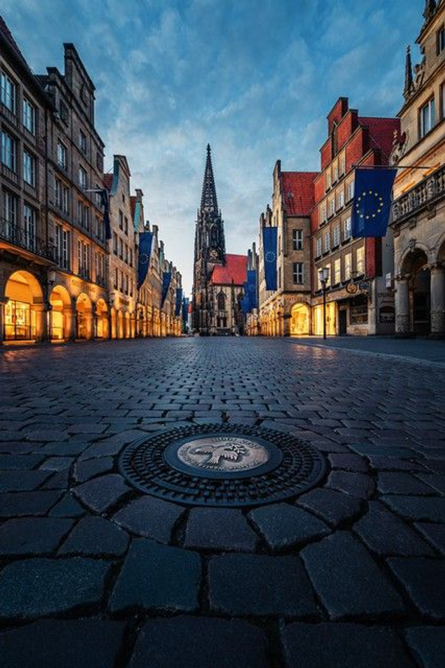 Prinzipalmarkt am Abend mit Kanaldeckel