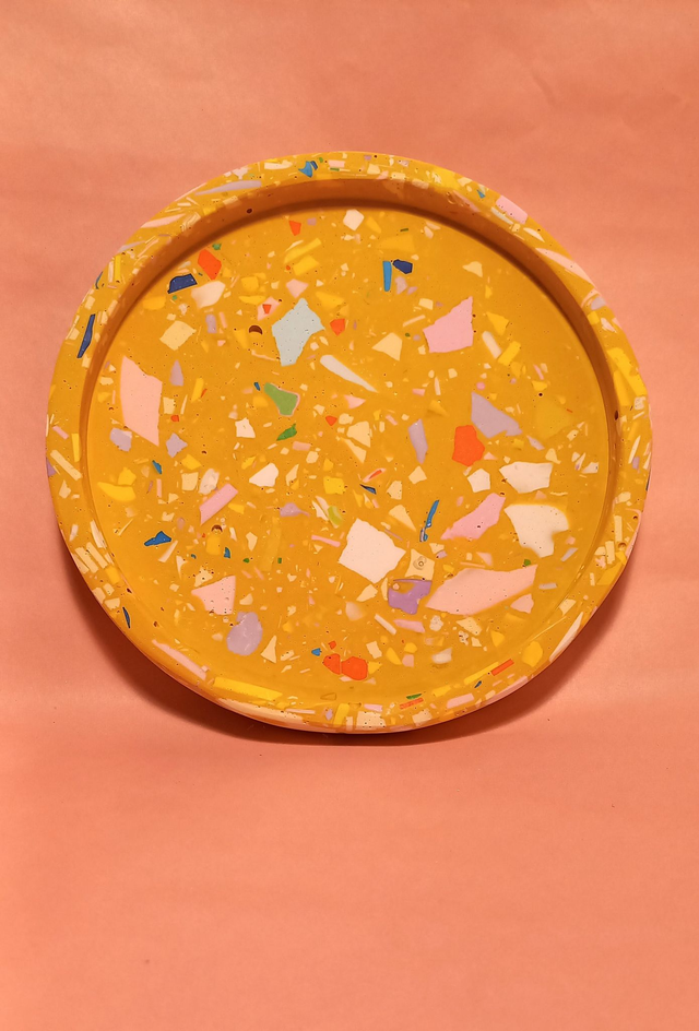 Musztardowa taca dekoracyjna, lastryko, okrągła podstawka na akcesoria, 16 cm
