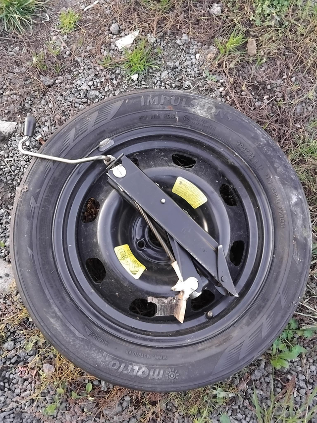 Roue de secours + cric 
