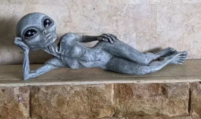 Grey Alien beeldje alien meisje liggend (23cm)