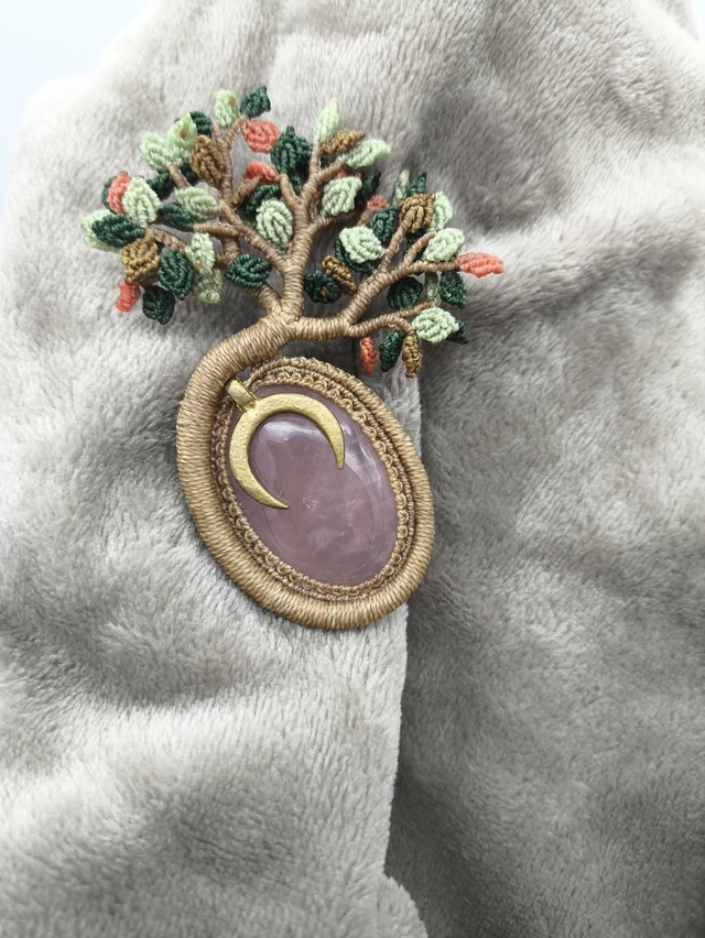 Broche arbre micro macramé quartz rose