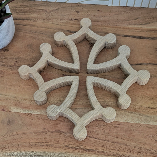 Croix occitane en frêne