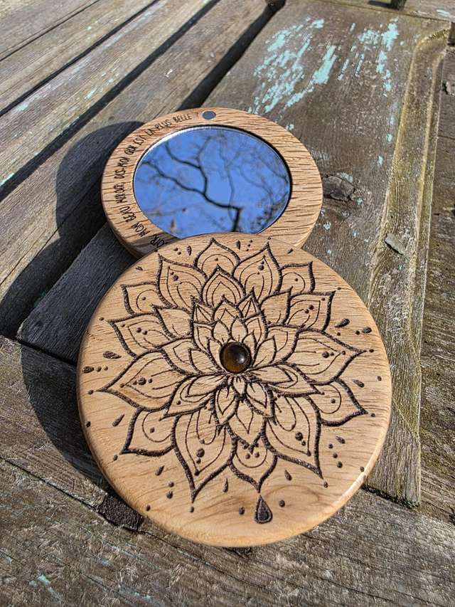 Miroir de Poche en Bois de Chêne & Œil de Tigre – Élégance et Protection