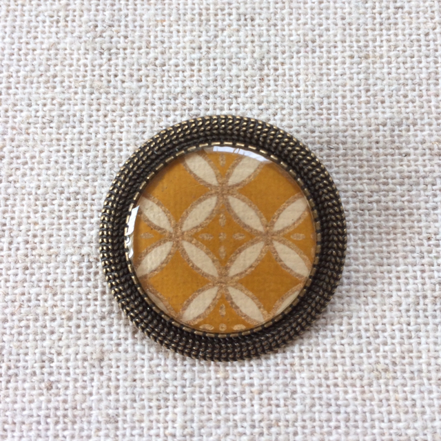 Broche support bronze, papier motifs géométriques moutarde