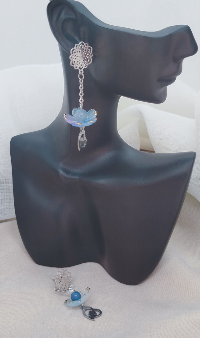 Clous d&#039;oreilles fleur en acier inoxydable, ornés d&#039;une fleur acrylique et pierre naturelle aventurine bleue.