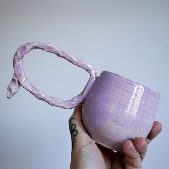 Tasse lilas, anse démesurée