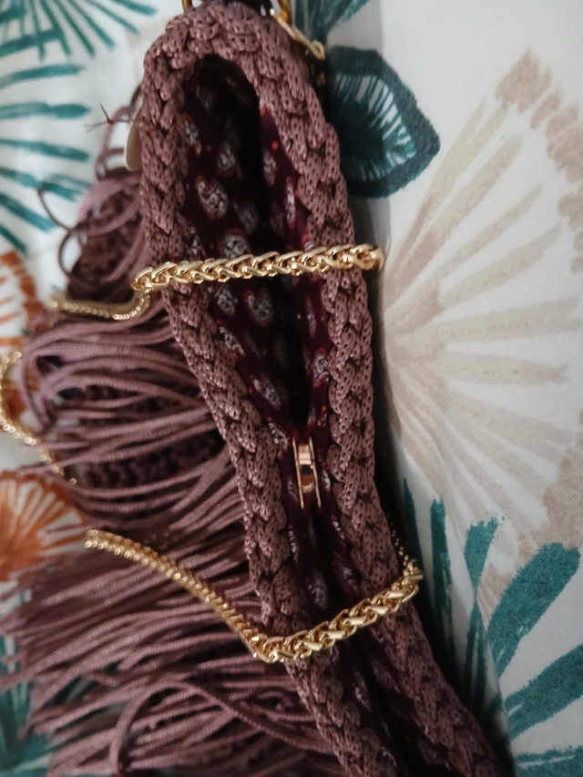 Sac bandoulière bohème au crochet prune avec perles dorées – création artisanale chic